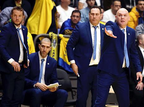 הספסל הצהוב נראה מודאג (אלן שיבר)