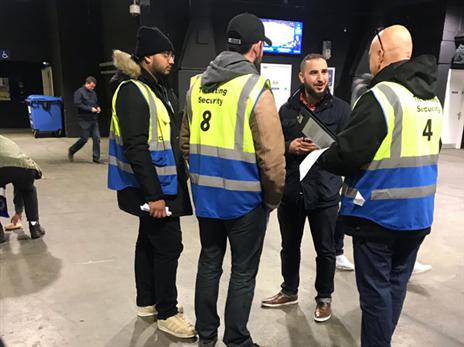 כך זה נראה כשאבטחת המתחם מזהה אדם עם כרטיס מזויף