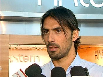 גם הוא בפנים. אוואט