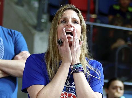 אוהדת הרצליה מודאגת (אלן שיבר)