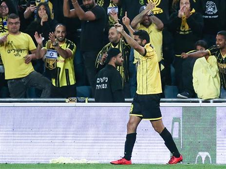 עזרא חוגג מול מכבי ת"א. יסכים לדרישה של טביב? (דני מרון)