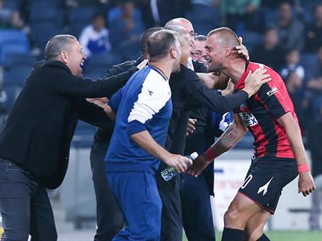 תמאש חוגג עם הספסל: "יש דימיון ביני לבין ישראלים" (יוסי שקל)