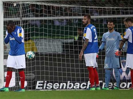 שחקני קיל מבינים שהם נשארים בליגה השנייה. (getty)