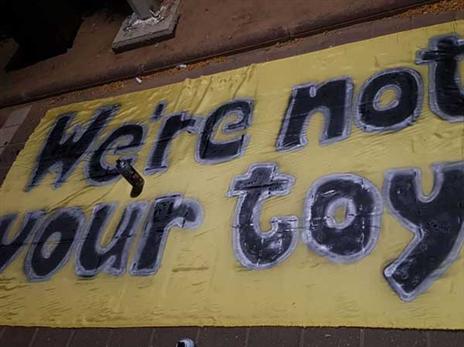 השלטים נגד אלי טביב