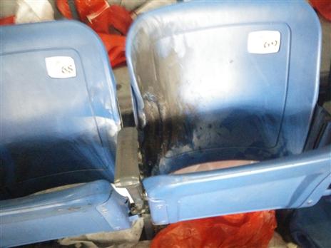 אוהדי הפועל ת"א שרפו כיסאות