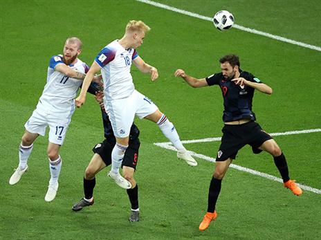 גונארסון מנסה למצוא את הרשת, מחצית ראשונה עם הרבה מצבים לאיסלנד (getty)