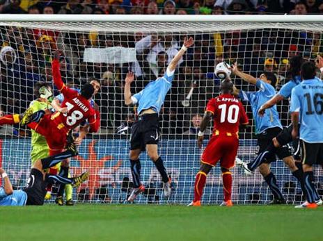 סוארס מציל גול בטוח עם ידו, אחד ממשחקי רבע הגמר המשוגעים בהיסטוריה (getty)