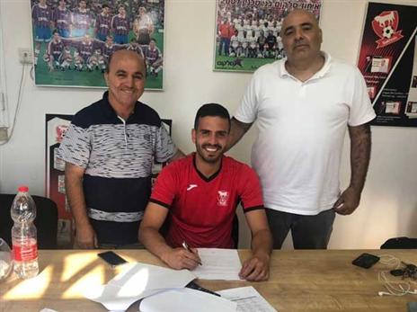 מתן עמבר במעמד החתימה לעונה נוספת