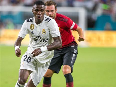 מתרגל למדים הלבנים. ויניסיוס ג'וניור בבכורה (getty)