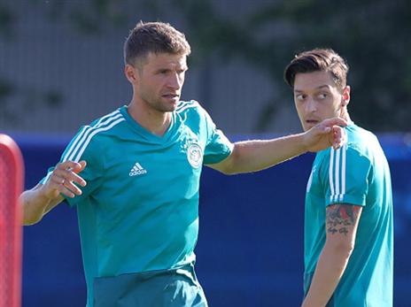 הגן על חברו לנבחרת. מולר עם אוזיל (getty)