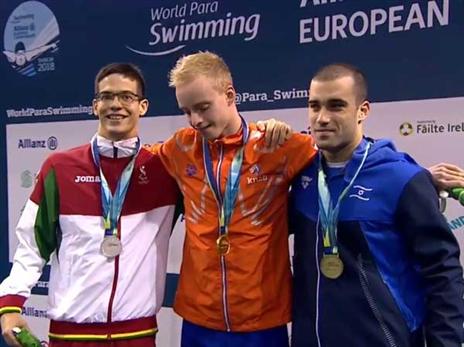 יואב ולינסקי עם המדליה מימין (באדיבות הוועד הפראלימפי)