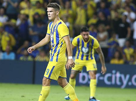 יש לו בעיה עם המנטליות בארץ. קיארטנסון (אלן שיבר)