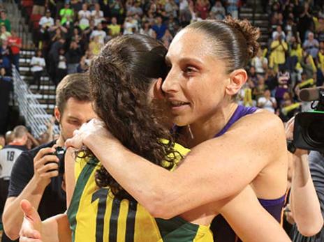 דיאנה טורסי (מימין) נפרדת מחברתה סו בירד (getty)