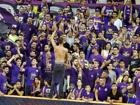 מחזיקת הגביע מכוונת גבוה (אלן שיבר)