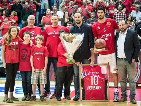 הלפרין מקבל הרבה כבוד (עודד קרני)