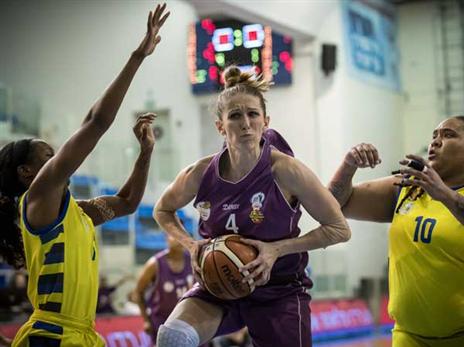 לויצקי בדרך לסל (עודד קרני, באדיבות מנהלת ליגת העל לנשים)