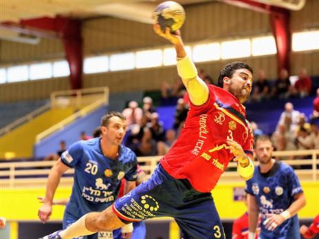 דניאל שקלים מהפועל ראשל"צ. ניצחון מרשים לדאבליסטית (הדר ואן קולא, איגוד הכדוריד)
