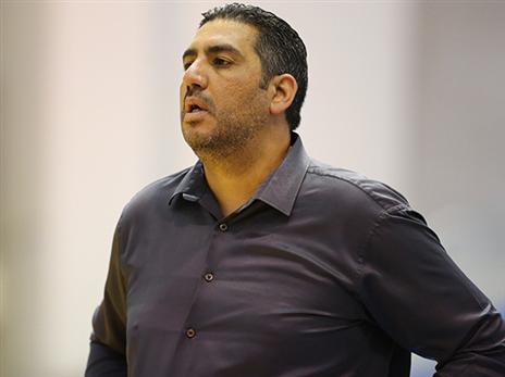 חגג בצד האדום. רחימי (מנהלת הליגה)