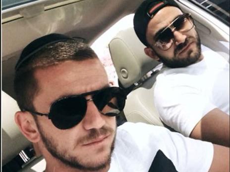 ביחסים קרובים עם אחיו