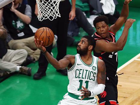 קיירי בדרך לסל. משחק שהבטיח וגם קיים בבוסטון (getty)