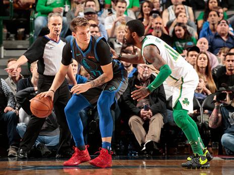 דונצ'יץ' חגג על קיירי (צילום: Glenn James/NBAE via Getty Images)