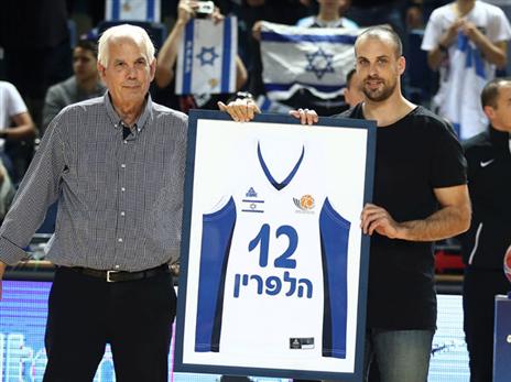 הלפרין זוכה לתשורה לפני המשחק (אלן שיבר)