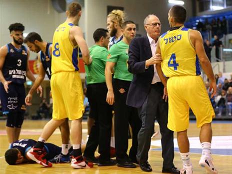 גרינברג מרחיק את סטול כדי למנוע קטטה (מנהלת הליגה)