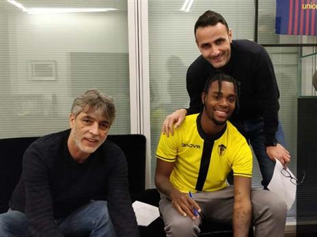 פלומן במעמד החתימה לצד סוכנו, שלומי בן עזרא, ואלי אוחנה (בית"ר ירושלים)