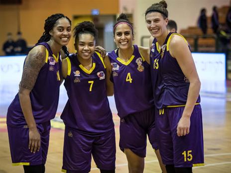 התבססו בצמרת. שחקניות חולון (עודד קרני, מנהלת הליגה)