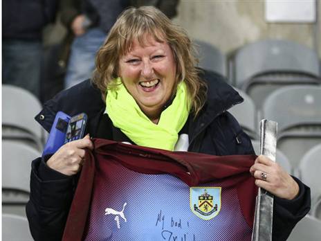 האוהדת והחולצה של הארט (Lee Parker/Action Plus via Getty Images)