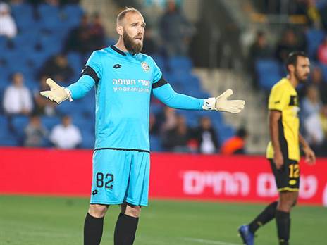 סירב ללבוש את סרט הקפטן. עמוס (צילום: אלן שיבר)