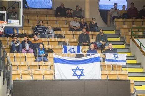 האוהדים החולונים במשחק. (FIBA)