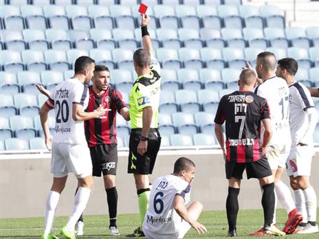 שלושה כרטיסים אדומים במשחק הסוער (דני מרון)