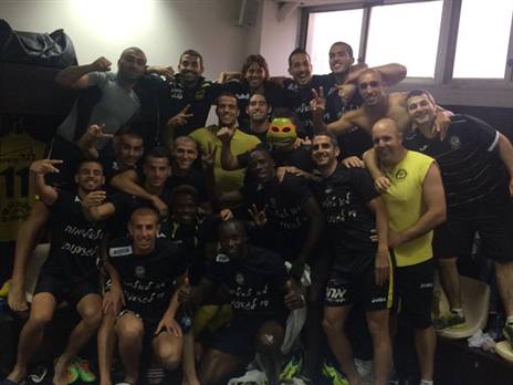 "עומר פרץ והשטויות שלו". שחקני נתניה עם מסיכת צבי הנינג'ה