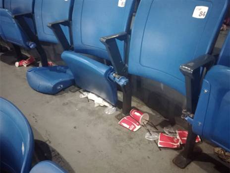 הכיסאות השבורים בהיכל מנורה (באדיבות מכבי ת"א)