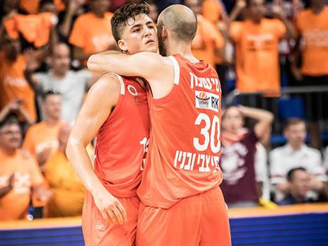 רחוקים ניצחון חוץ אחד מפיינל פור. טישמן ואריאל, הערב (צילום: אלן שיבר)