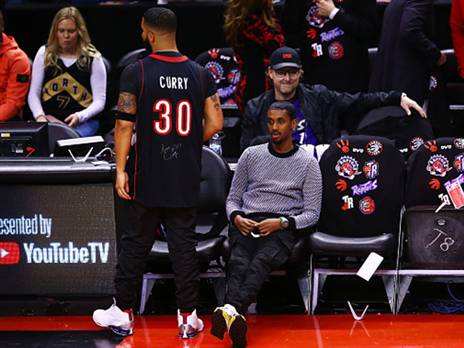 דרייק התייצב עם חולצה של קרי. דל קרי (צילום: Vaughn Ridley/Getty Images)