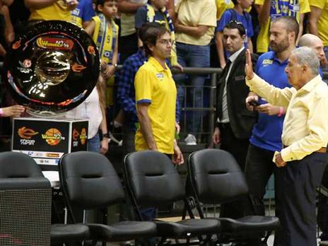 שמעון מזרחי מתקרב לצלחת (צילום: אלן שיבר)