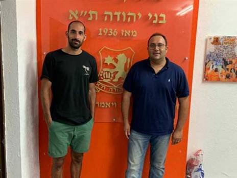 מורי אחרי החתימה עם סוכנו