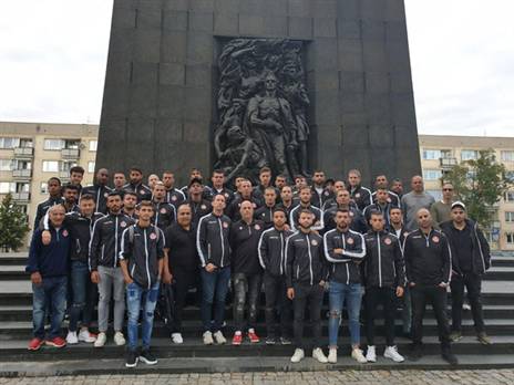 השחקנים באנדרטת רפפורט בוורשה (באדיבות הפועל ת"א)