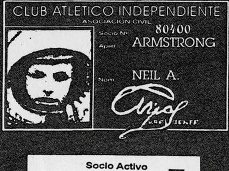 כרטיס החבר שהוכן לארמסטרונג, עם תמונתו במדי החלל (צילום מסך)