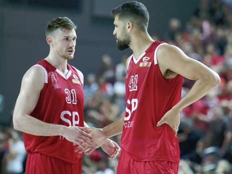 הפורוורד בדרך דרומה. דגלאס (בצד שמאל) (צילום: אלן שיבר)