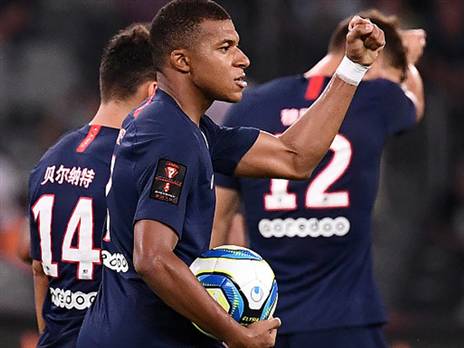 אמבפה חוגג שער רשמי ראשון לעונה (getty)