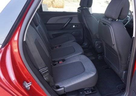 בשורה השניה מקום ל-3 אנשים בקלות. מושבים נפרדים עם עוגני איזופיקס. פתחי מיזוג נפרדים עם חוגה לכיוון עוצמת האוורור בקורות