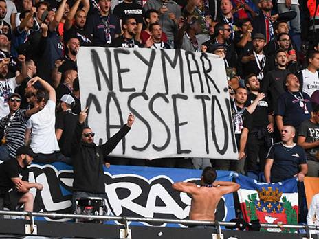 "ניימאר, עוף מפה". אוהדי פ.ס.ז' בתחילת העונה (Getty)