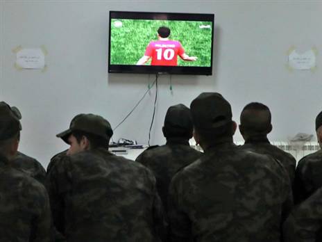 כוחות אכיפה פלסטינים צופים במשחק (GETTY)