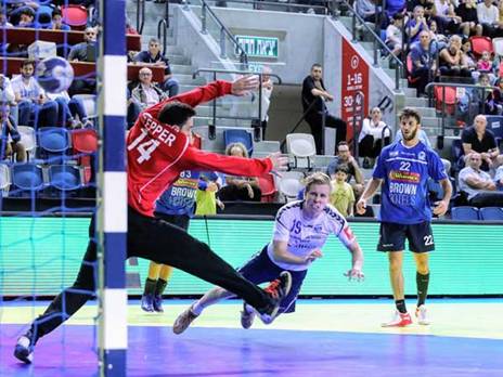 טפר במשחק מול פינלנד (הדר ואן קולא, איגוד הכדוריד)