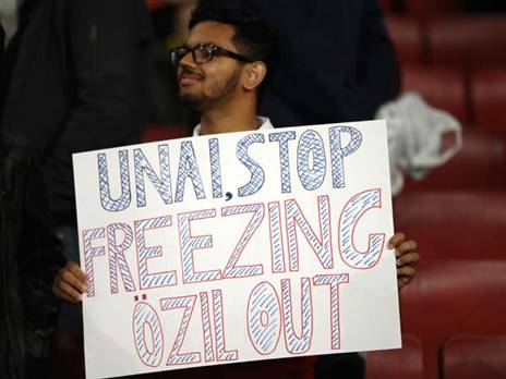 האוהדים רוצים לראות את אוזיל משחק (Getty)