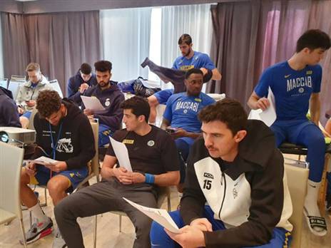 שחקני מכבי באסיפת הווידאו בוויטוריה, היום (באדיבות האתר הרשמי של מכבי ת"א)