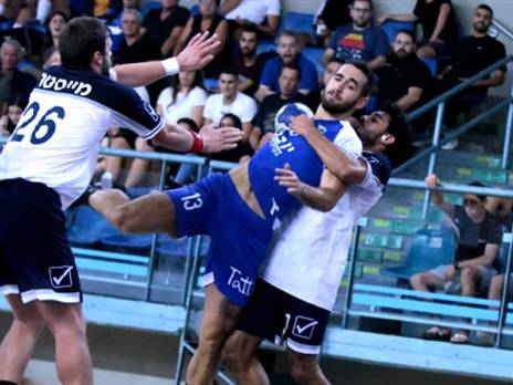 יוסי ביטרמן מול עומר סימון (צילום: מני אלגריסי)